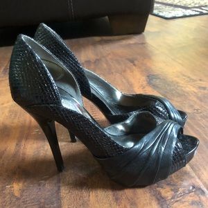 Guess snakeskin heels size 5